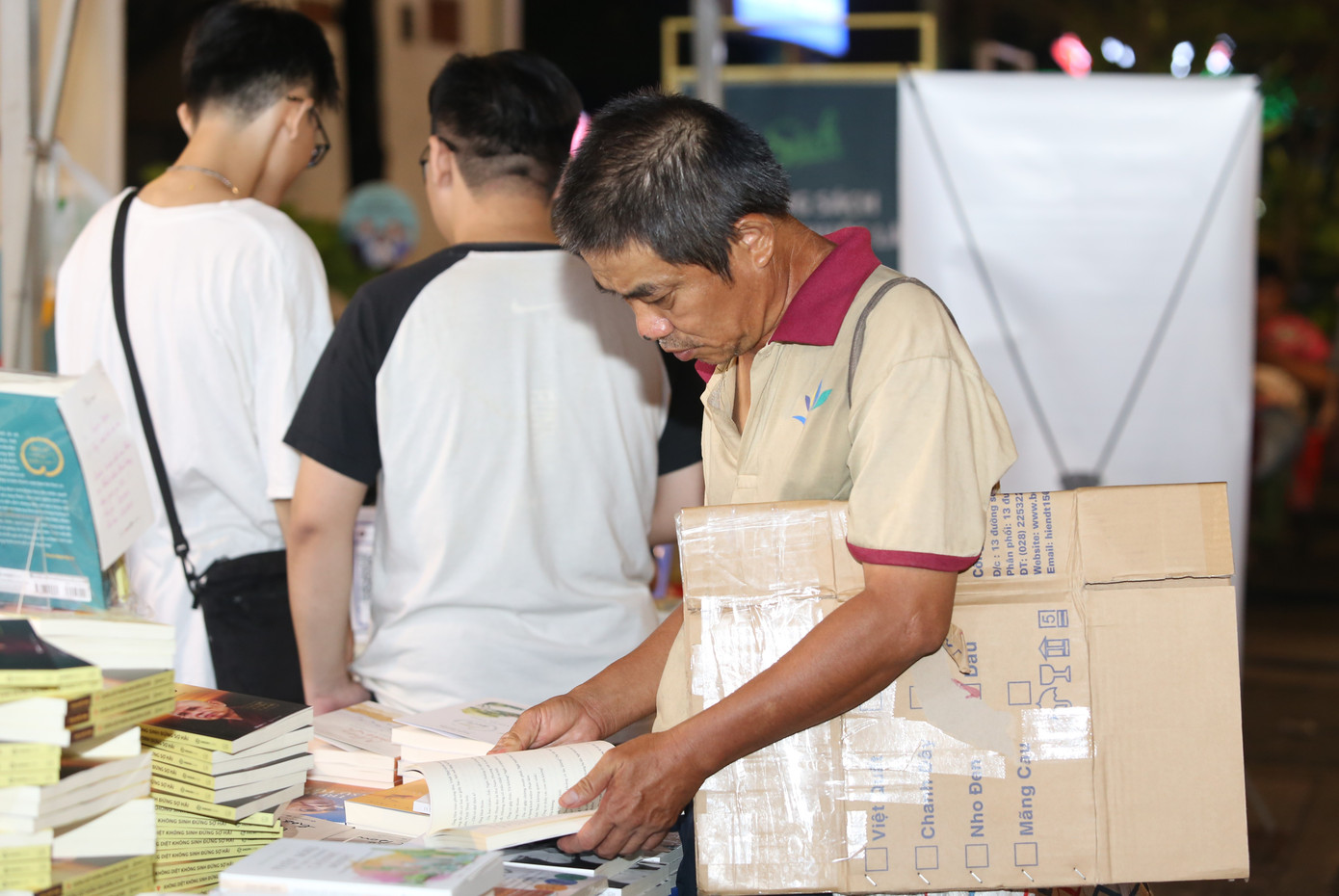 Hình ảnh đẹp, truyền cảm hứng trong đêm giao thừa từ một người lượm ve chai dành tình yêu cho sách và văn hóa đọc.