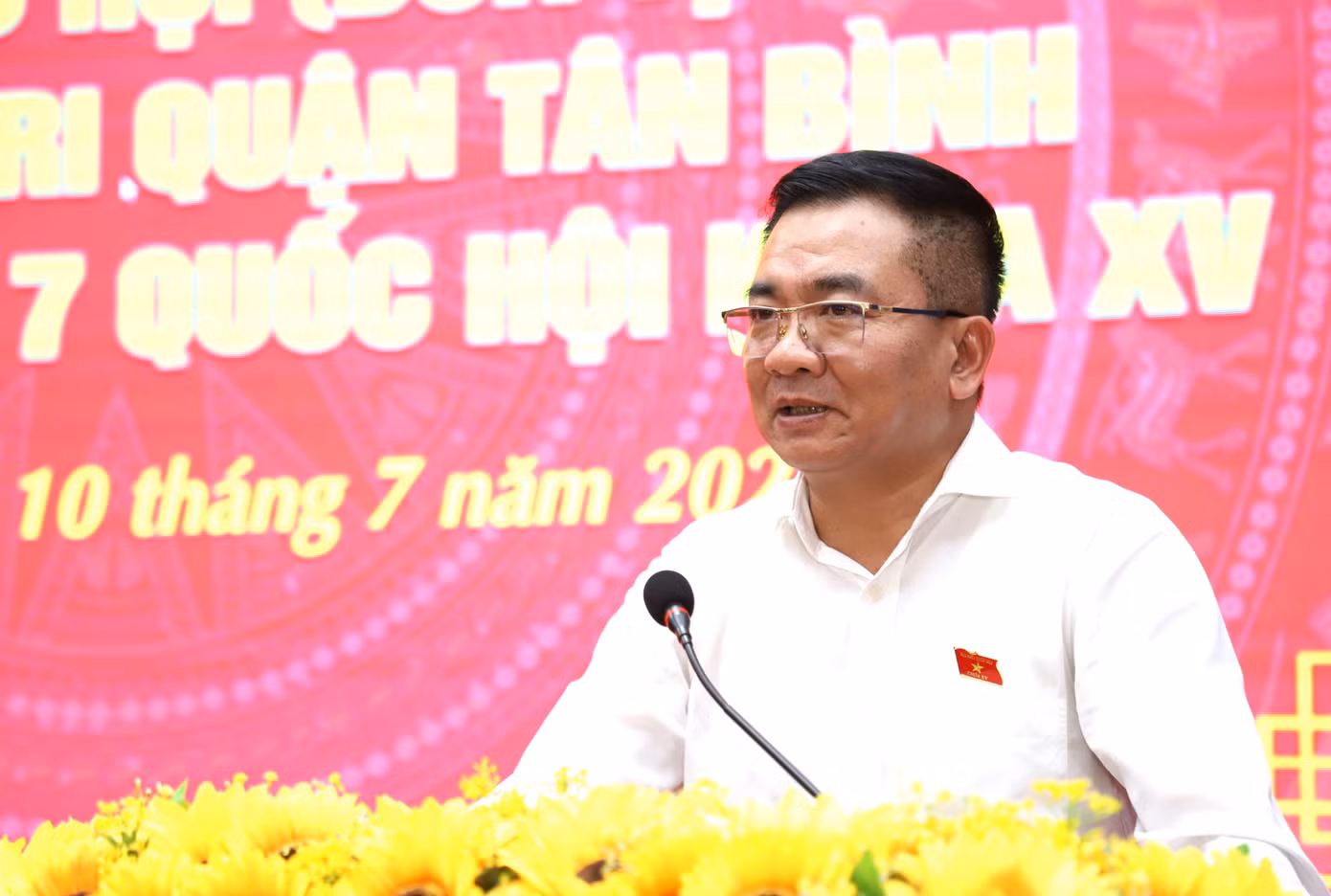 Ông Nguyễn Minh Đức thông tin về các vấn đề cử tri phản ánh. Ảnh: Ngô Tùng