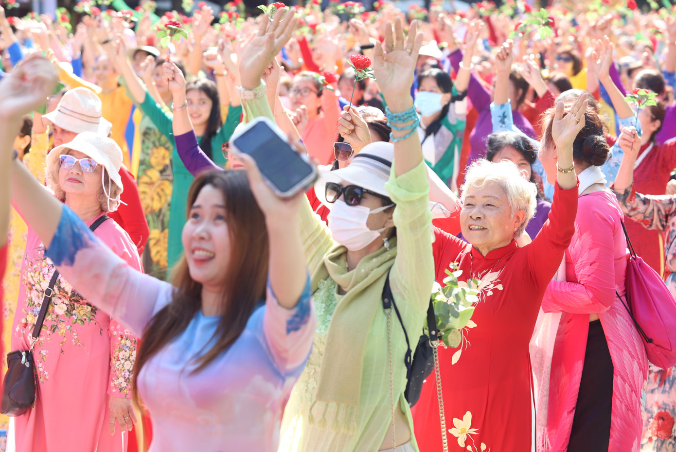 Không chỉ các bạn trẻ, buổi đồng diễn còn thu hút nhiều cụ bà. Các bà, các dì, các chị tỏ ra hào hứng, phấn khởi có dịp hòa chung trong ngày hội hướng đến phái đẹp.