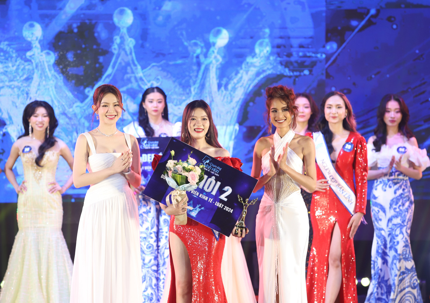 Á khôi 2 Trần Hồng Nhung.