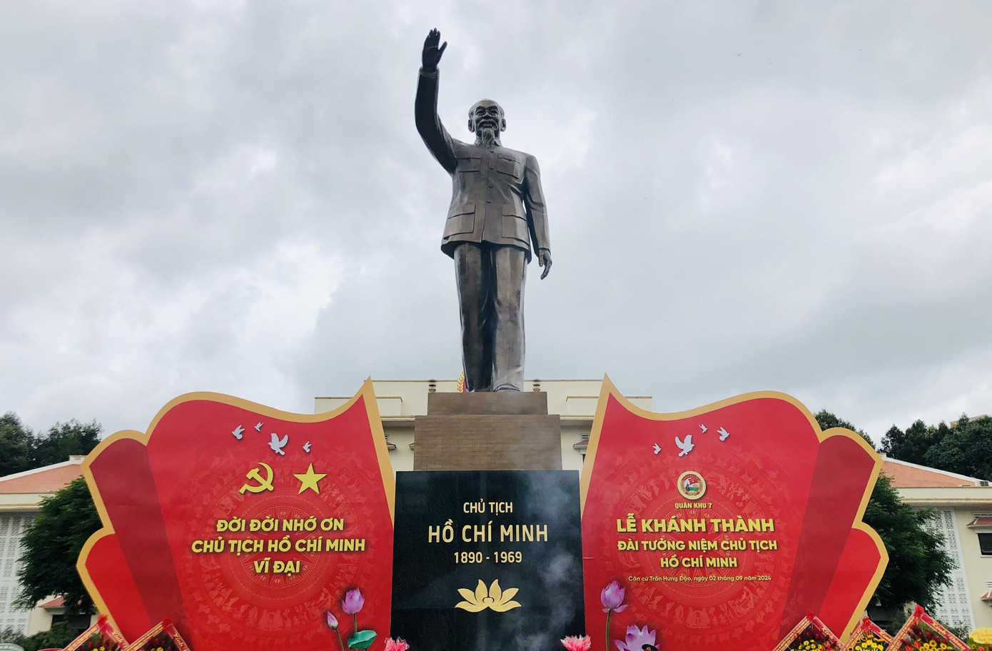 Đài tưởng niệm Chủ tịch Hồ Chí Minh được xây dựng tại Sở Chỉ huy Quân khu 7. Đài tưởng niệm Chủ tịch Hồ Chí Minh được xây dựng tại Sở Chỉ huy Quân khu 7.