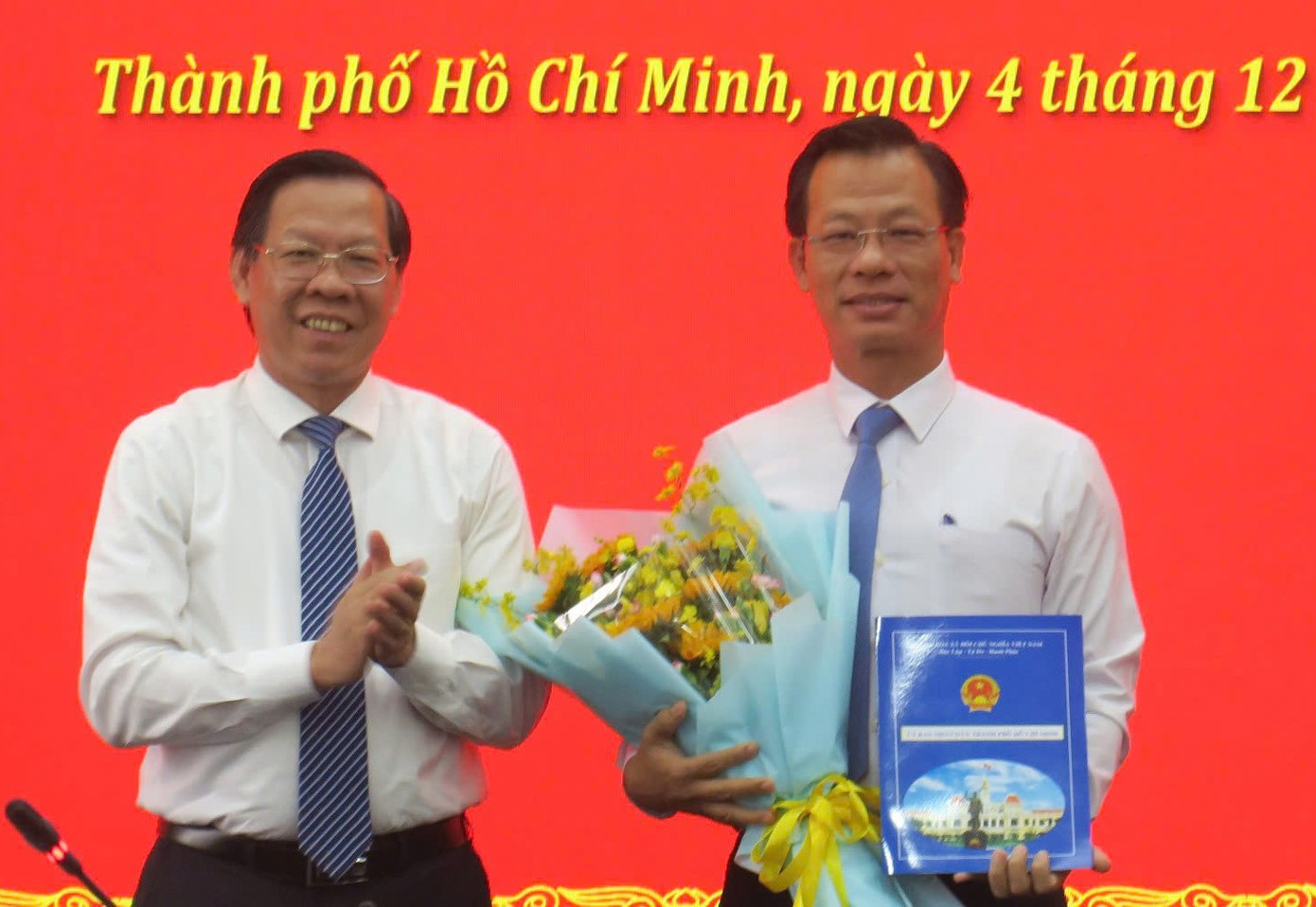 Chủ tịch UBND TPHCM Phan Văn Mãi trao quyết định cho ông Đậu An Phúc. Ảnh: CTV Chủ tịch UBND TPHCM Phan Văn Mãi trao quyết định cho ông Đậu An Phúc. Ảnh: CTV