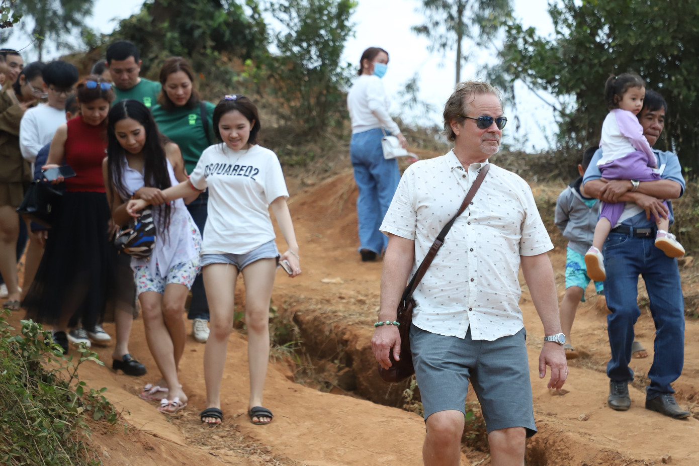 Hòa trong dòng người địa phương, vị khách ngoại quốc cùng người thân cũng đến thăm chùa dịp đầu xuân năm mới.