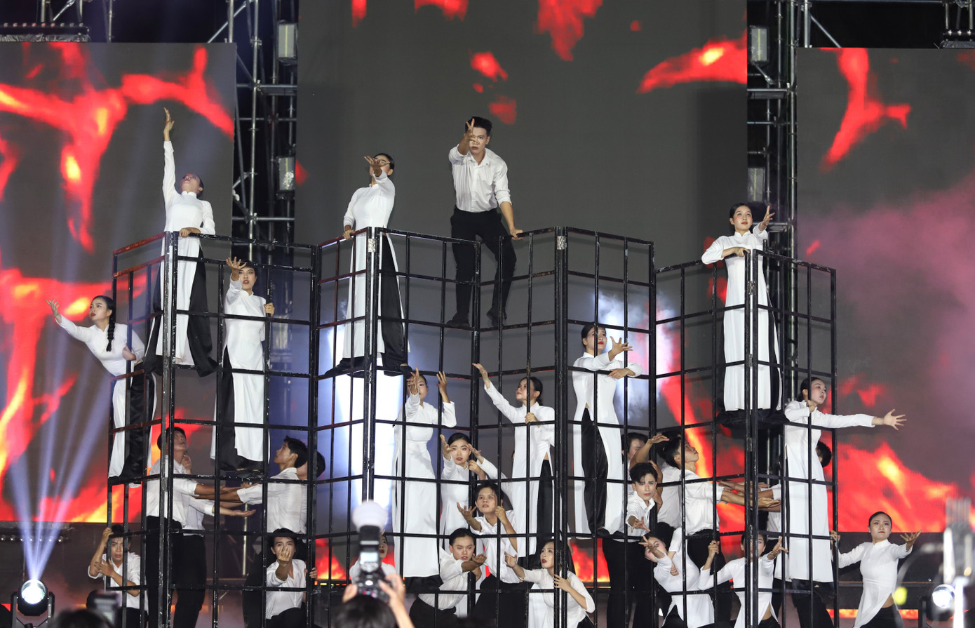 Tiết mục "Lửa ngục tù" do các bạn sinh viên thuộc Câu lạc bộ Văn nghệ xung kích CKT (Trường Đại học Khoa học Xã hội và Nhân văn TPHCM) biểu diễn tái hiện không khí đấu tranh hào hùng, sục sôi trong phong trào HSSV giữa thế kỷ XX, khắc họa hình ảnh đấu tranh và hy sinh anh dũng của anh Trần Văn Ơn.