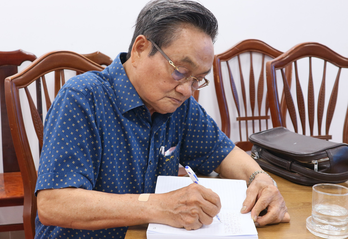 TS Trần Du Lịch gửi gắm tình cảm với đồng bào. Ảnh: MTTQ