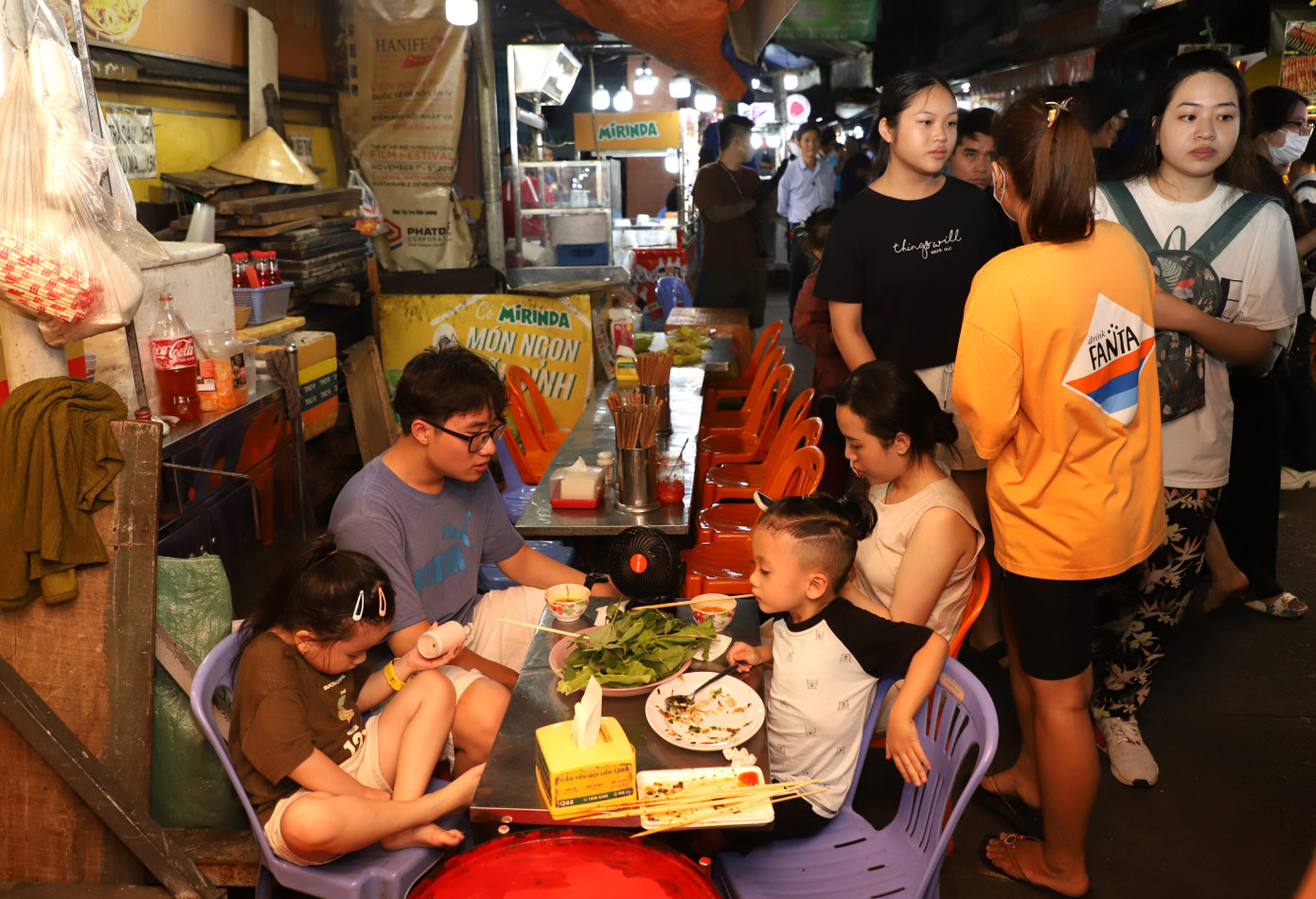 "Nếu chúng ta kiểm soát chặt chẽ an toàn thực phẩm tại chợ đầu mối thì nguồn hàng về các phố ẩm thực, các chợ, các điểm bán hàng nhỏ lẻ trên địa bàn thành phố sẽ đảm bảo yên tâm hơn và lúc đó chúng ta cũng không mất nhiều nhân lực để kiểm soát những điểm nhỏ lẻ", vị trưởng đoàn khảo sát nói. "Nếu chúng ta kiểm soát chặt chẽ an toàn thực phẩm tại chợ đầu mối thì nguồn hàng về các phố ẩm thực, các chợ, các điểm bán hàng nhỏ lẻ trên địa bàn thành phố sẽ đảm bảo yên tâm hơn và lúc đó chúng ta cũng không mất nhiều nhân lực để kiểm soát những điểm nhỏ lẻ", vị trưởng đoàn khảo sát nói.