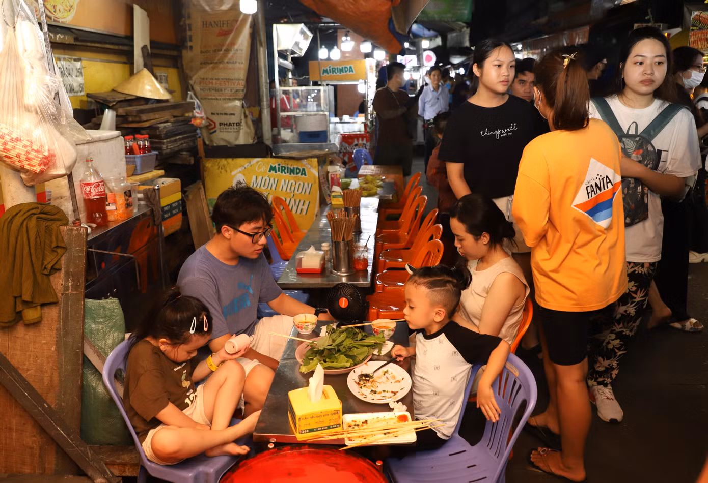 "Nếu chúng ta kiểm soát chặt chẽ an toàn thực phẩm tại chợ đầu mối thì nguồn hàng về các phố ẩm thực, các chợ, các điểm bán hàng nhỏ lẻ trên địa bàn thành phố sẽ đảm bảo yên tâm hơn và lúc đó chúng ta cũng không mất nhiều nhân lực để kiểm soát những điểm nhỏ lẻ", vị trưởng đoàn khảo sát nói.