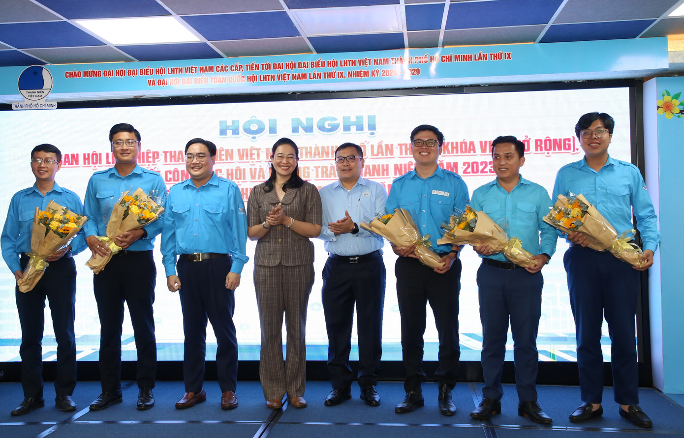 Dịp này, Hội LHTN thành phố cũng chúc mừng các thành viên Ủy ban Hội vừa được hiệp thương bổ sung. Dịp này, Hội LHTN thành phố cũng chúc mừng các thành viên Ủy ban Hội vừa được hiệp thương bổ sung.