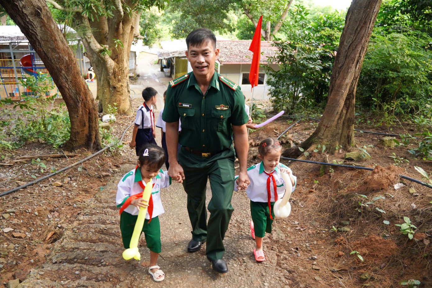 Hình ảnh người thầy áo lính dìu dắt các thế hệ học trò tiếp cận con chữ đã trở thành điều thân thuộc với các bạn nhỏ và phụ huynh trên đảo. Ảnh: Như Việt Hình ảnh người thầy áo lính dìu dắt các thế hệ học trò tiếp cận con chữ đã trở thành điều thân thuộc với các bạn nhỏ và phụ huynh trên đảo. Ảnh: Như Việt
