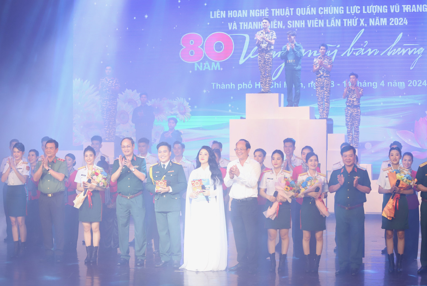 Các vị lãnh đạo tặng hoa chúc mừng đơn vị trình diễn mở màn liên hoan. Ảnh: Ngô Tùng