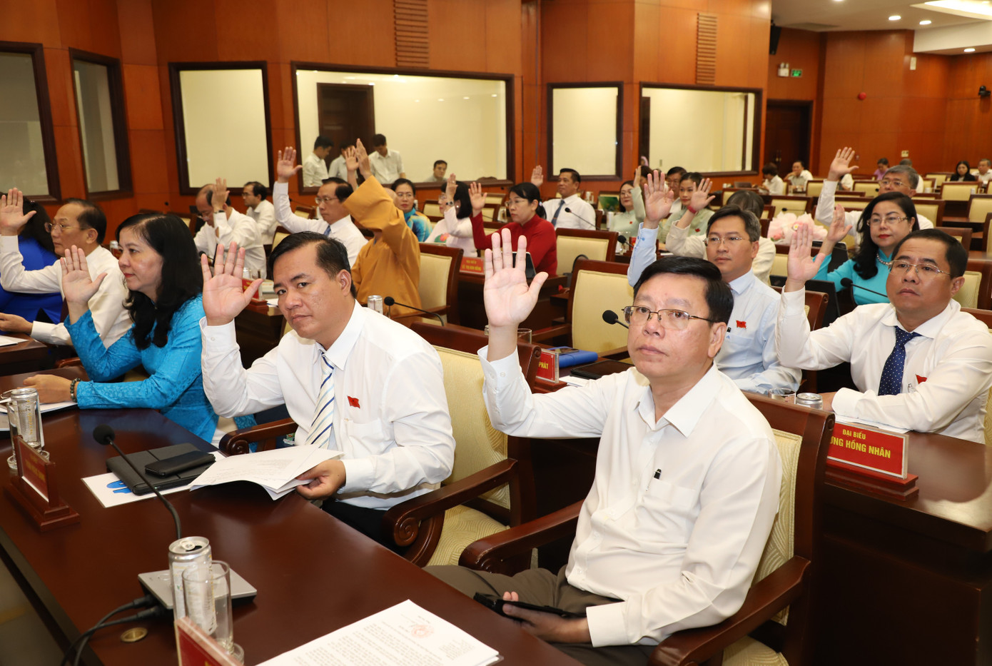 Đại biểu biểu quyết thông qua các kết quả bầu cử. Ảnh: Ngô Tùng