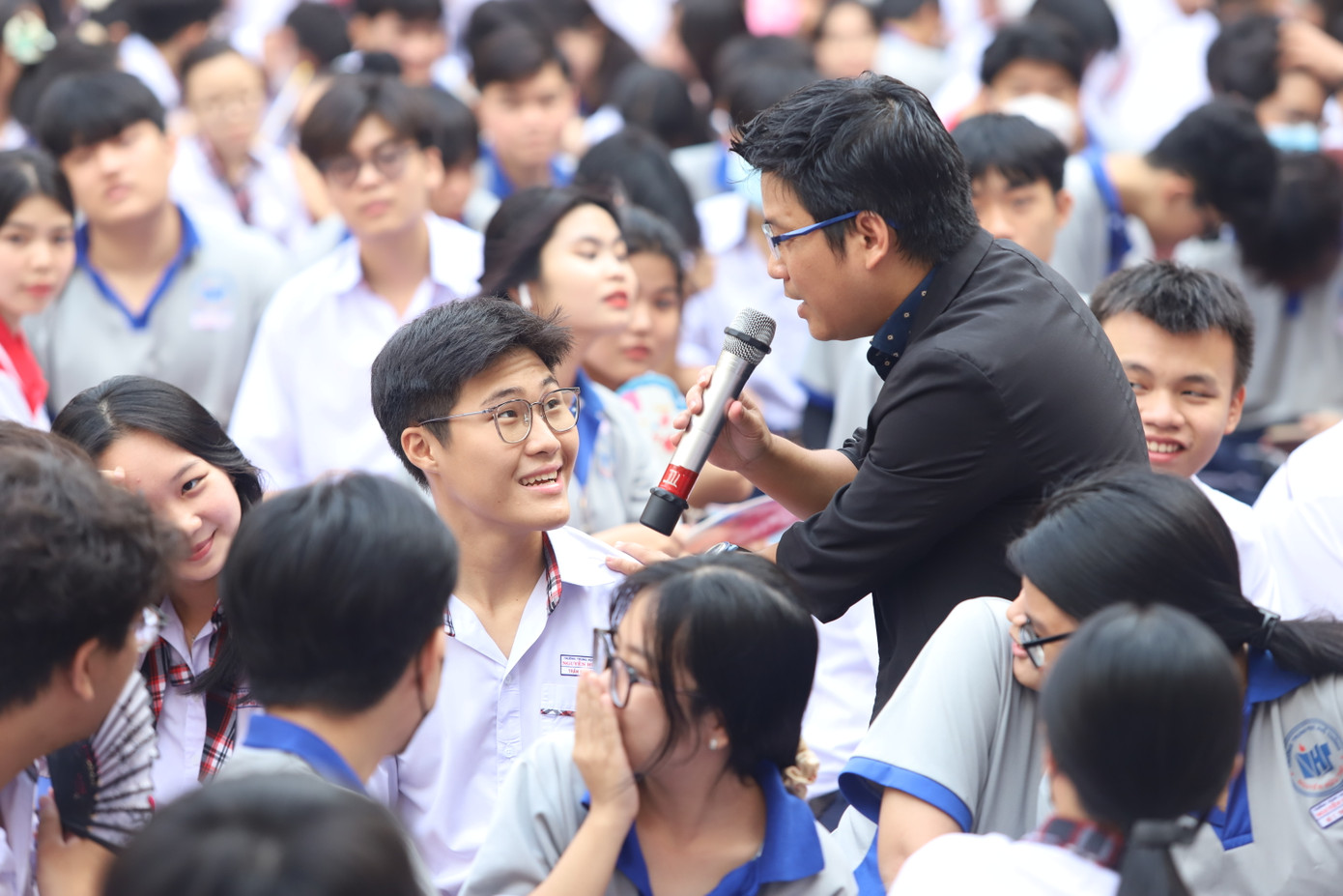 Các em học sinh tương tác với chuyên gia để cùng tháo gỡ những khúc mắc. Các em học sinh tương tác với chuyên gia để cùng tháo gỡ những khúc mắc.