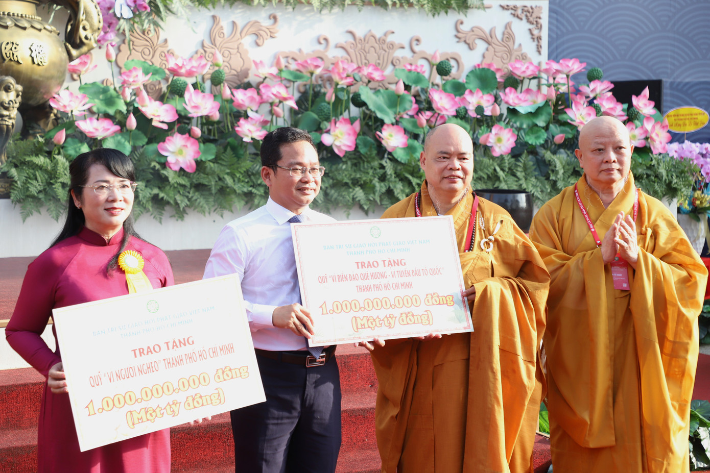 Dịp này, Ban Trị sự GHPGVN TPHCM đã trao ủng hộ 2 tỷ đồng vào Quỹ "Vì biển đảo quê hương - Vì tuyến đầu Tổ quốc" và Quỹ "Vì người nghèo" thành phố. Dịp này, Ban Trị sự GHPGVN TPHCM đã trao ủng hộ 2 tỷ đồng vào Quỹ "Vì biển đảo quê hương - Vì tuyến đầu Tổ quốc" và Quỹ "Vì người nghèo" thành phố.