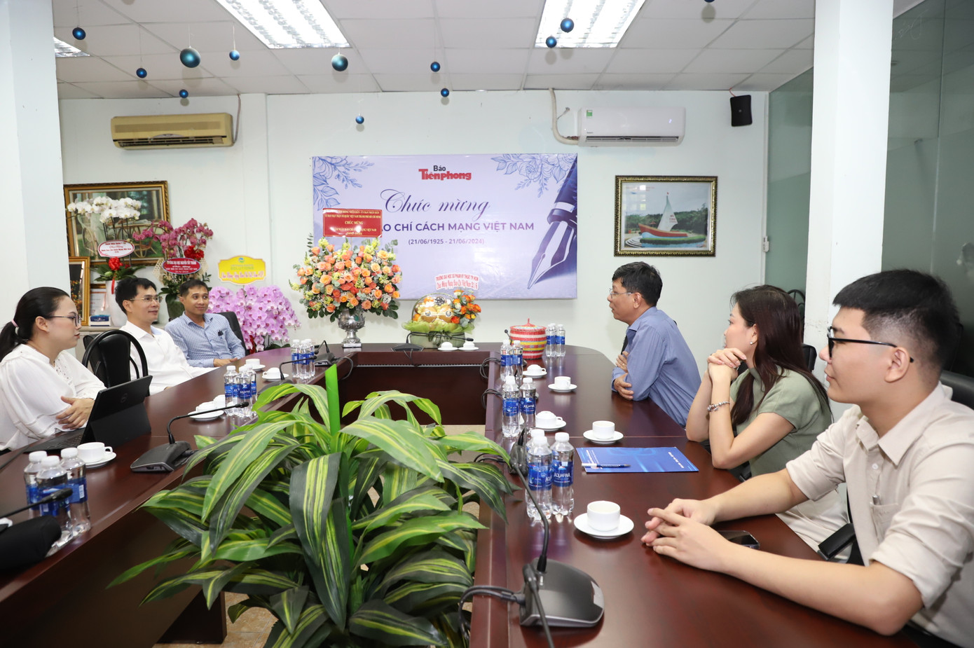 Nhân dịp kỷ niệm 99 năm ngày Báo chí cách mạng Việt Nam, nhiều cơ quan, đơn vị trên địa bàn TPHCM đã đến thăm hỏi, chúc mừng báo Tiền Phong.