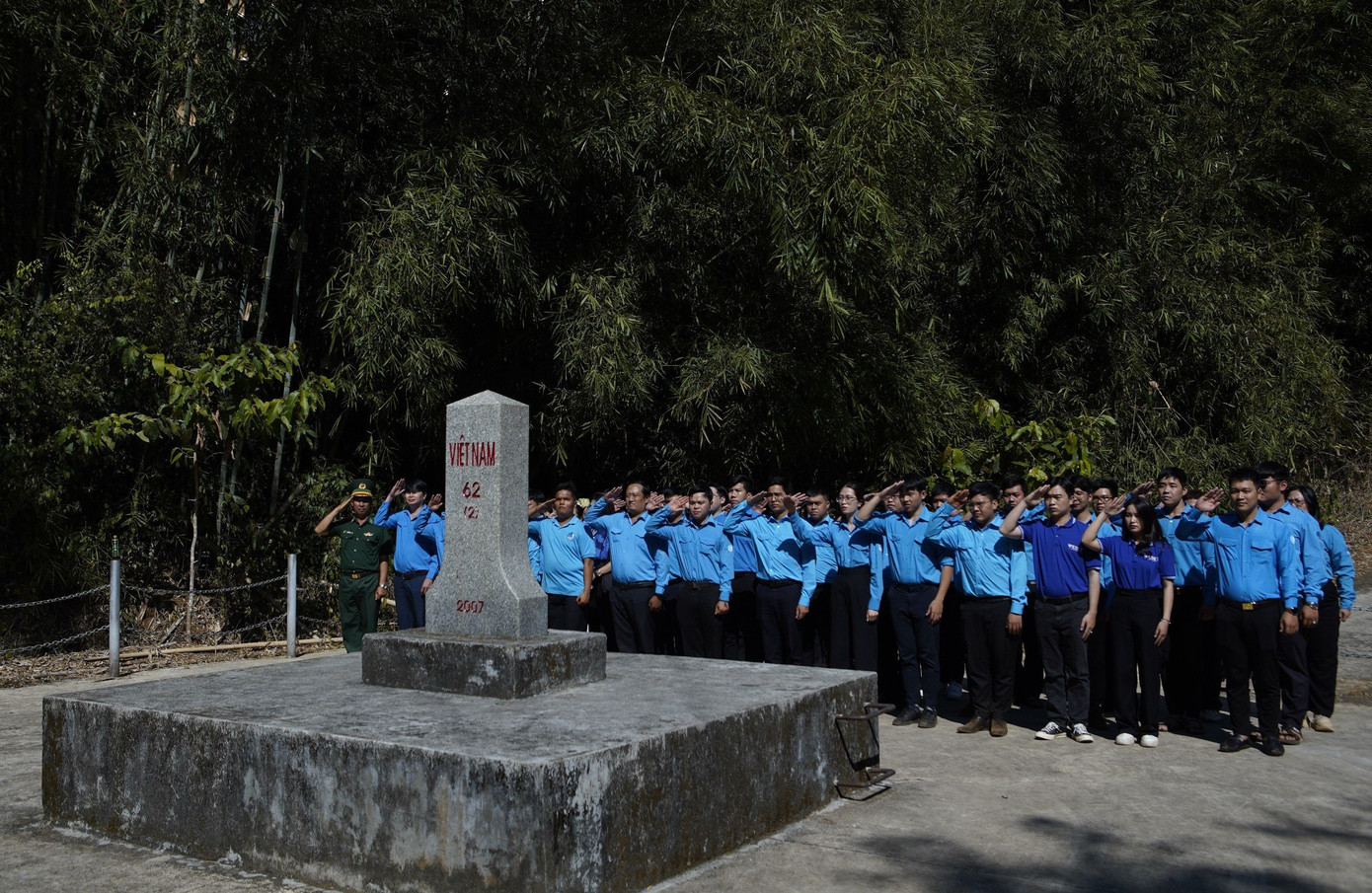 Đoàn đại biểu thanh niên TPHCM thực hiện nghi thức chào cờ tại tại cột mốc biên giới Việt Nam - Campuchia số 62. Ảnh: Gia Trần Đoàn đại biểu thanh niên TPHCM thực hiện nghi thức chào cờ tại tại cột mốc biên giới Việt Nam - Campuchia số 62. Ảnh: Gia Trần
