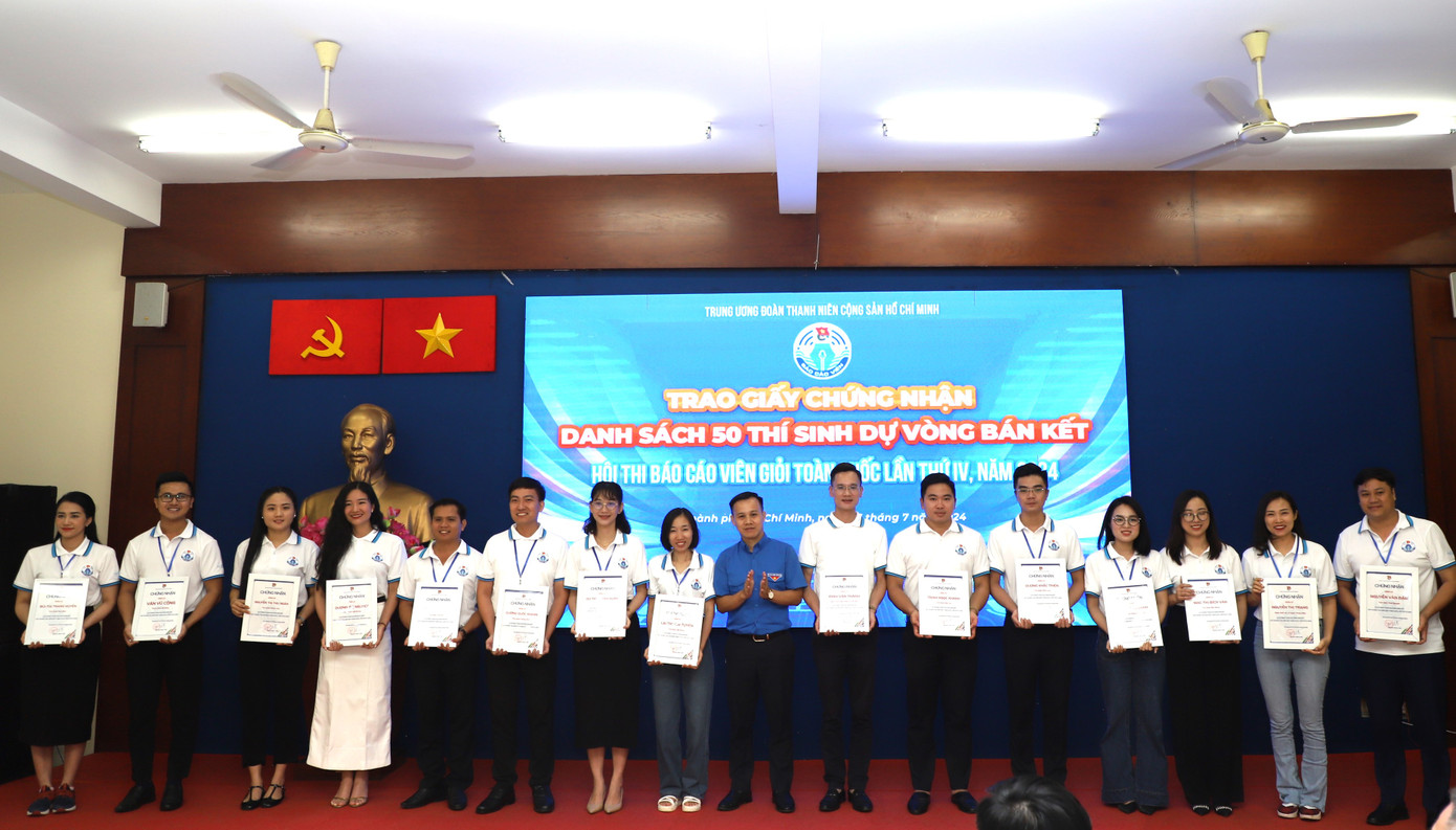 Anh Đỗ Công Tuân, Phó Trưởng ban Tuyên giáo Trung ương Đoàn trao giấy chứng nhận cho các thí sinh.