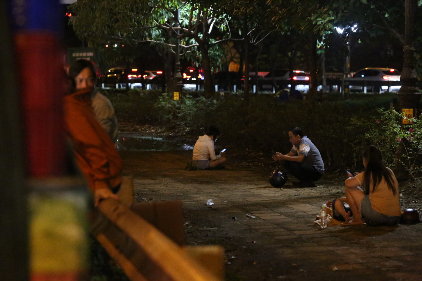 Do di chuyển khó khăn, nhiều người quyết định dựng xe bên vệ đường và ngồi chờ giao thông bớt đông đúc mới tiếp tục hành trình về nhà.