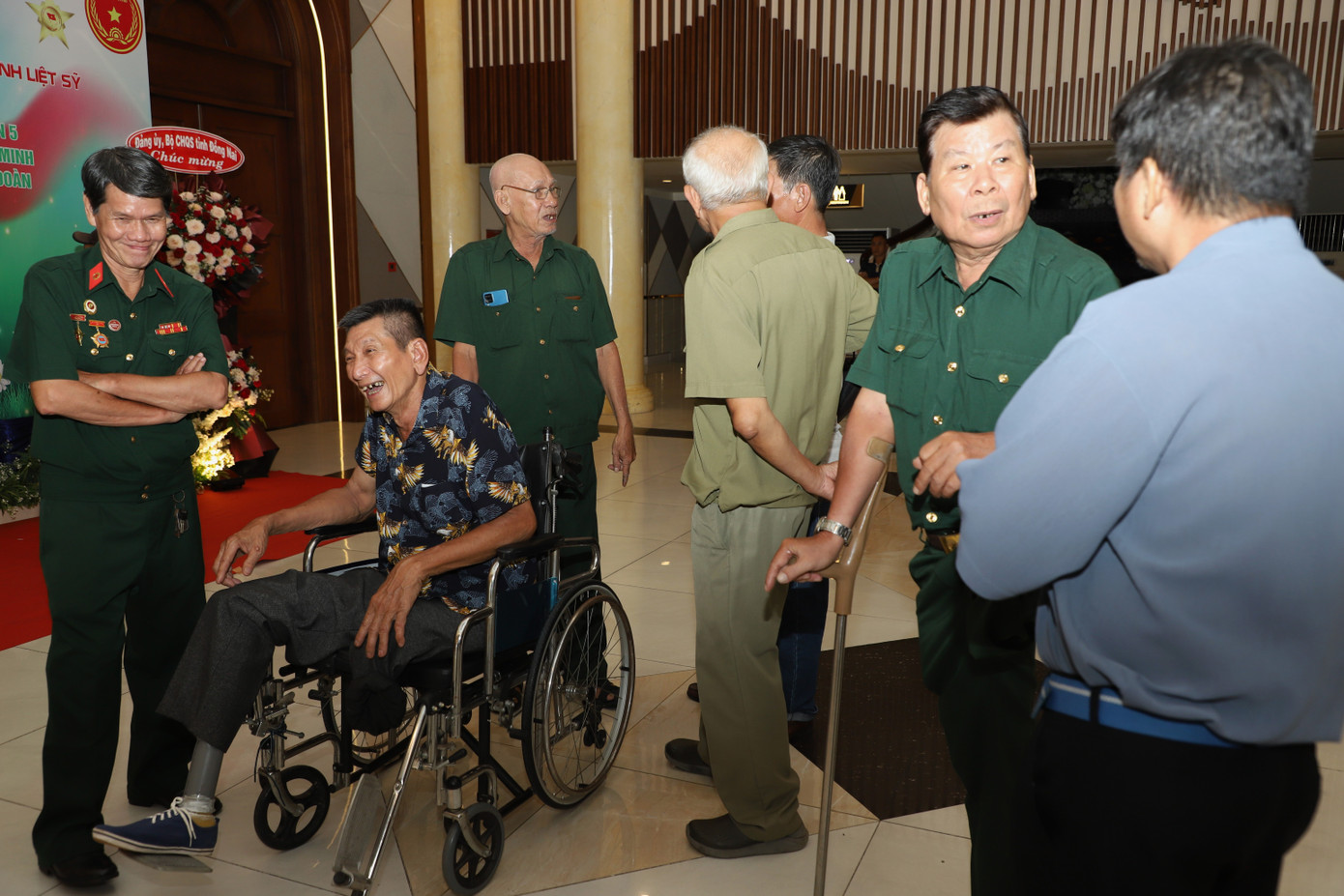 Đồng đội cùng hội ngộ, sẻ chia thân tình ngày họp mặt. Ảnh: Ngô Tùng Đồng đội cùng hội ngộ, sẻ chia thân tình ngày họp mặt. Ảnh: Ngô Tùng