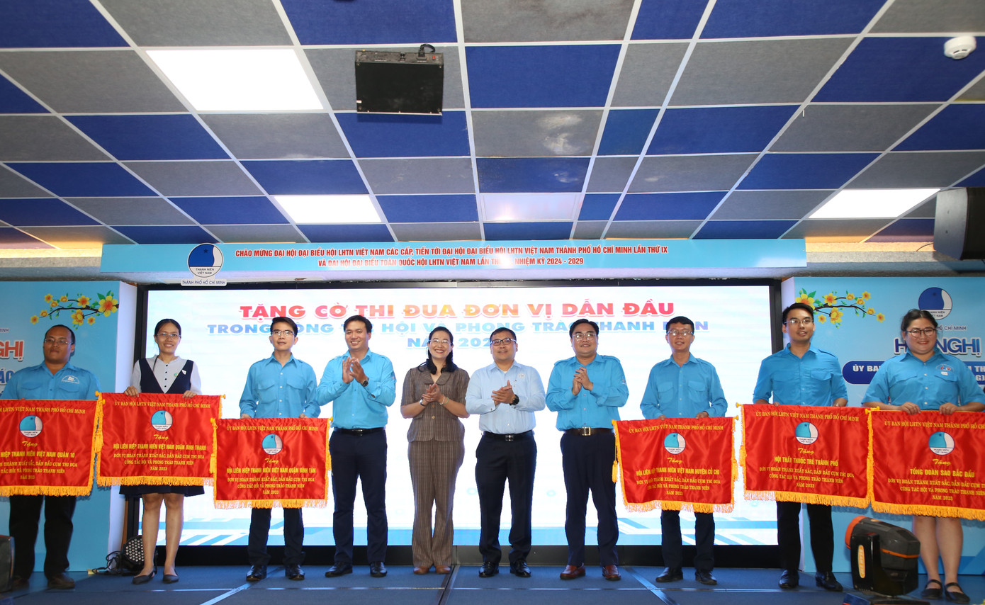 Hội LHTN Việt Nam TPHCM trao cờ cho các đơn vị hoàn thành xuất sắc, dẫn đầu cụm thi đua công tác Hội và phong trào thanh niên năm 2023. Hội LHTN Việt Nam TPHCM trao cờ cho các đơn vị hoàn thành xuất sắc, dẫn đầu cụm thi đua công tác Hội và phong trào thanh niên năm 2023.