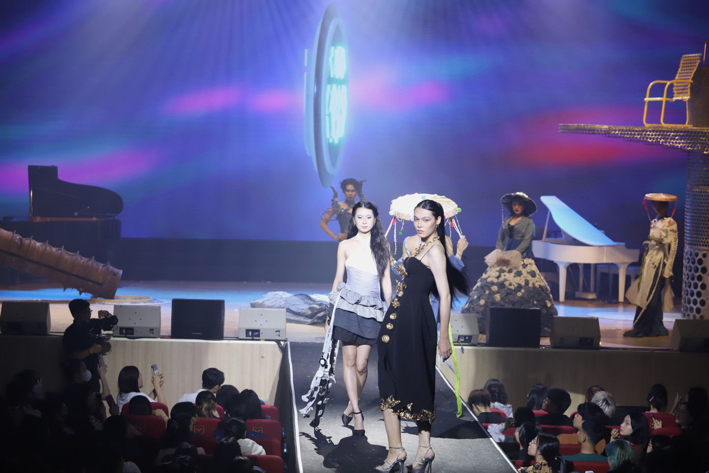 Các bạn trẻ trình diễn các mẫu thiết kế từ vật liệu tái chế.