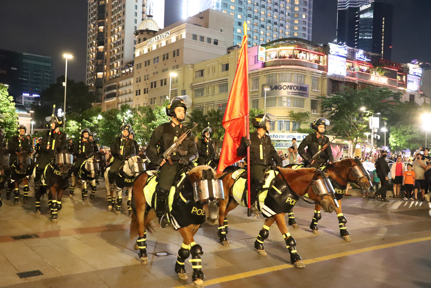 Dàn kỵ binh diễu hành trên phố đi bộ mang đến không khí tươi vui, hào hứng với nhiều người.