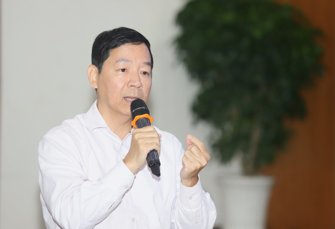 TS Vũ Thành Tự Anh trao đổi tại hội thảo. Ảnh: Ngô Tùng TS Vũ Thành Tự Anh trao đổi tại hội thảo. Ảnh: Ngô Tùng