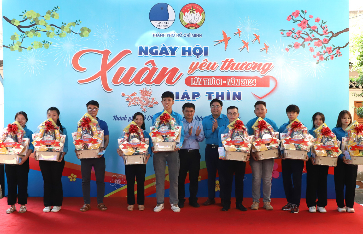 Phó Bí thư Thường trực Thành Đoàn, Chủ tịch Hội LHTN Việt Nam TPHCM Ngô Minh Hải cùng Trưởng ban Dân vận Thành ủy TPHCM Nguyễn Mạnh Cường tặng quà cho các bạn hội viên thanh niên. Ảnh: Ngô Tùng