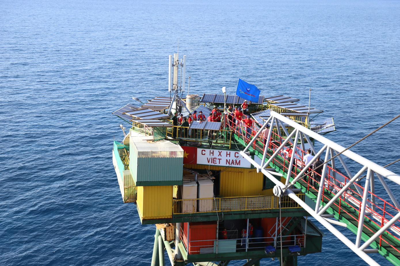 Màu cờ Hội Liên hiệp Thanh niên Việt Nam tung bay trên Nhà giàn DK1/8. Ảnh: Ngô Tùng