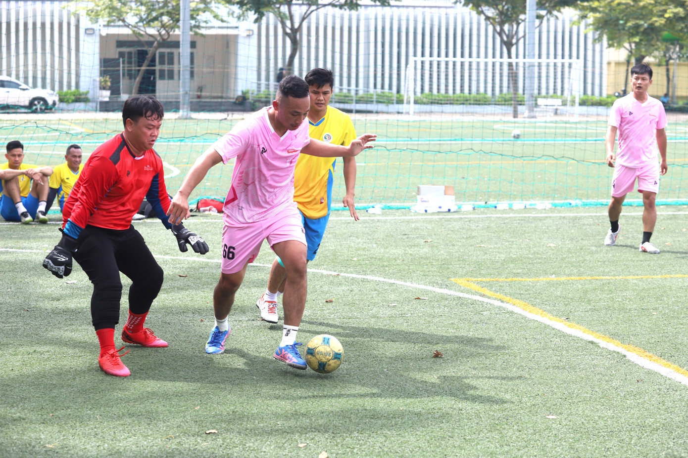 Các đội bóng góp sức mang đến những trận cầu sôi nổi, hấp dẫn.