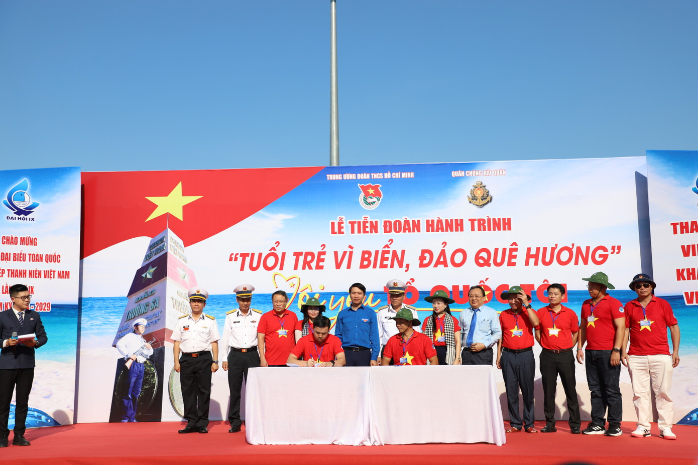 Các trung đội tham gia đoàn công tác ký kết giao ước thi đua trong hành trình.