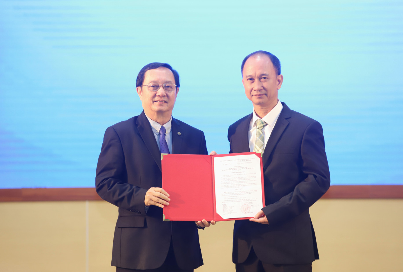 Bộ trưởng Huỳnh Thành Đạt trao quyết định cho PGS.TS Trần Cao Vinh (phải). Bộ trưởng Huỳnh Thành Đạt trao quyết định cho PGS.TS Trần Cao Vinh (phải).