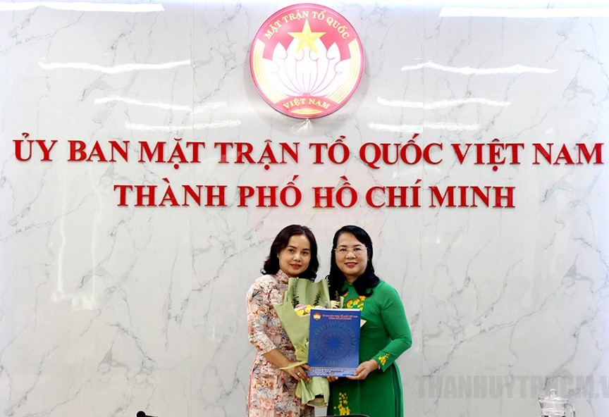 Chủ tịch Ủy ban MTTQ Việt Nam TPHCM Trần Kim Yến trao quyết định cho bà Nguyễn Thị Lê Hương.
