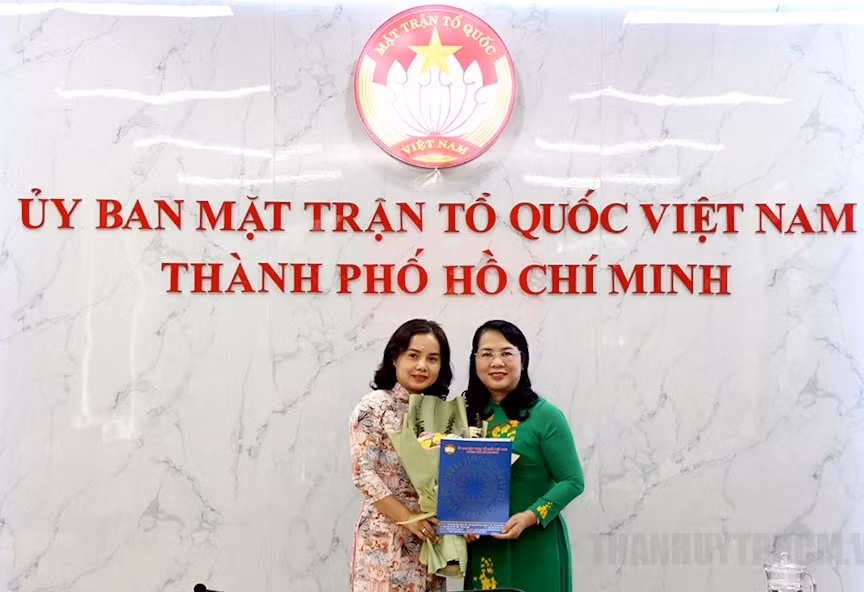 Chủ tịch Ủy ban MTTQ Việt Nam TPHCM Trần Kim Yến trao quyết định cho bà Nguyễn Thị Lê Hương. Chủ tịch Ủy ban MTTQ Việt Nam TPHCM Trần Kim Yến trao quyết định cho bà Nguyễn Thị Lê Hương.