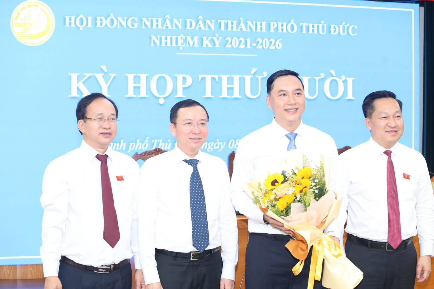 Lãnh đạo Văn phòng UBND TPHCM và lãnh đạo TP Thủ Đức chúc mừng ông Mai Hữu Quyết. Ảnh: Ngô Tùng