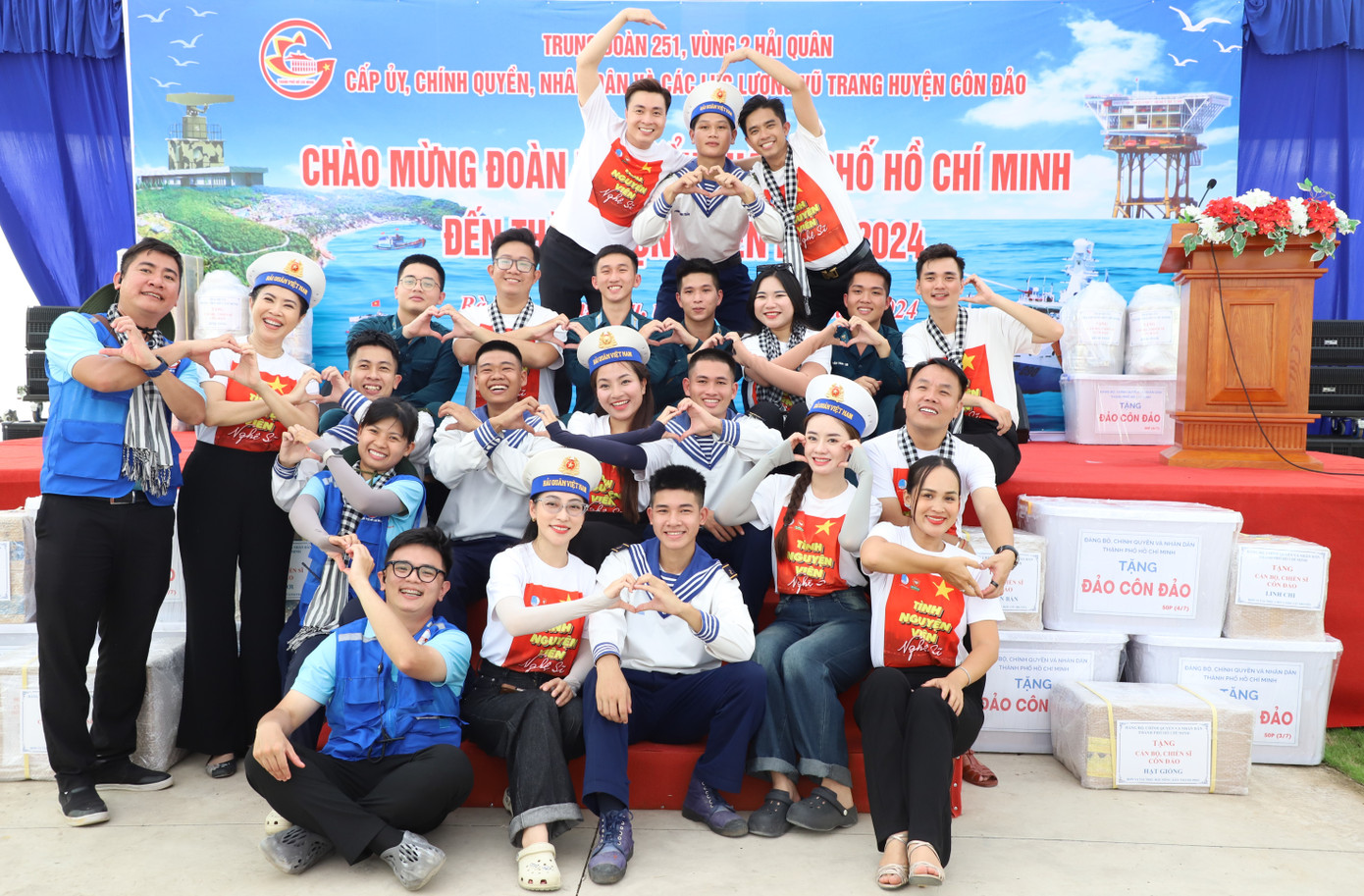 Các nghệ sĩ giao lưu văn nghệ cùng cán bộ, chiến sĩ Côn Đảo. Ảnh: Ngô Tùng