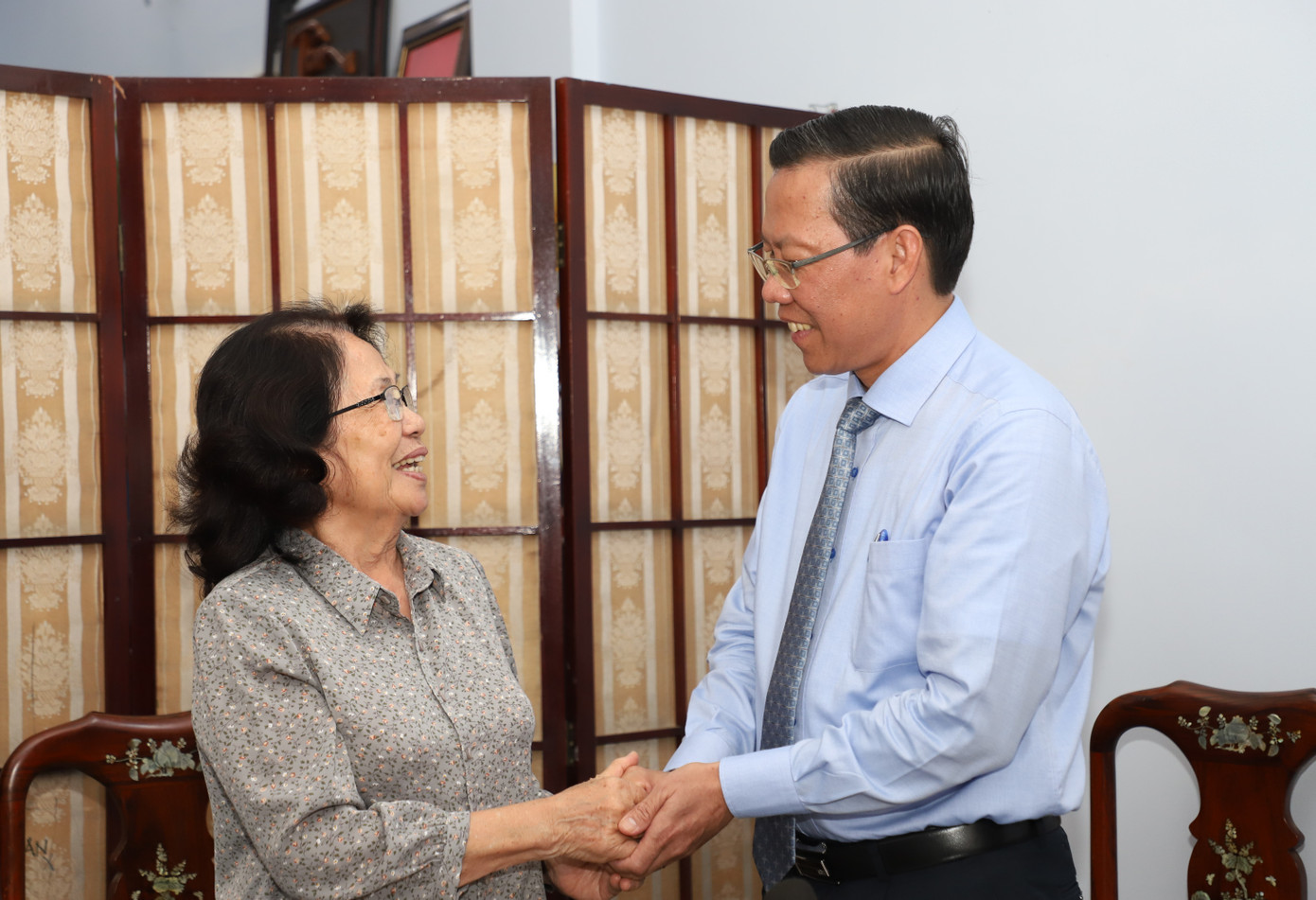 Chủ tịch UBND TPHCM Phan Văn Mãi ân cần thăm hỏi, chúc sức khỏe GS - BS Nguyễn Thị Ngọc Phượng, người dành nhiều tâm huyết và đóng góp nổi bật trong ngành sản phụ khoa, công tác đấu tranh đòi quyền lợi chính đáng cho nạn nhân chất độc da cam Việt Nam. Ảnh: Ngô Tùng Chủ tịch UBND TPHCM Phan Văn Mãi ân cần thăm hỏi, chúc sức khỏe GS - BS Nguyễn Thị Ngọc Phượng, người dành nhiều tâm huyết và đóng góp nổi bật trong ngành sản phụ khoa, công tác đấu tranh đòi quyền lợi chính đáng cho nạn nhân chất độc da cam Việt Nam. Ảnh: Ngô Tùng