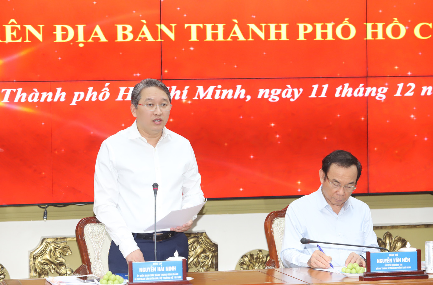 Bộ trưởng Bộ Tư pháp Nguyễn Hải Ninh trao đổi tại buổi làm việc. Ảnh: Ngô Tùng