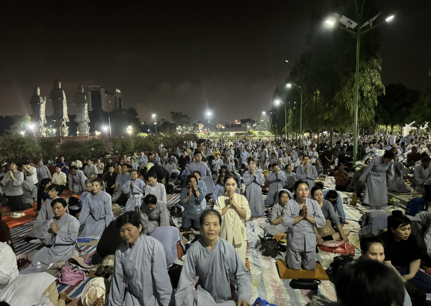 Đông đảo phật tử tập trung tại khuôn viên chùa cùng đảnh lễ chư Phật, niệm kinh.