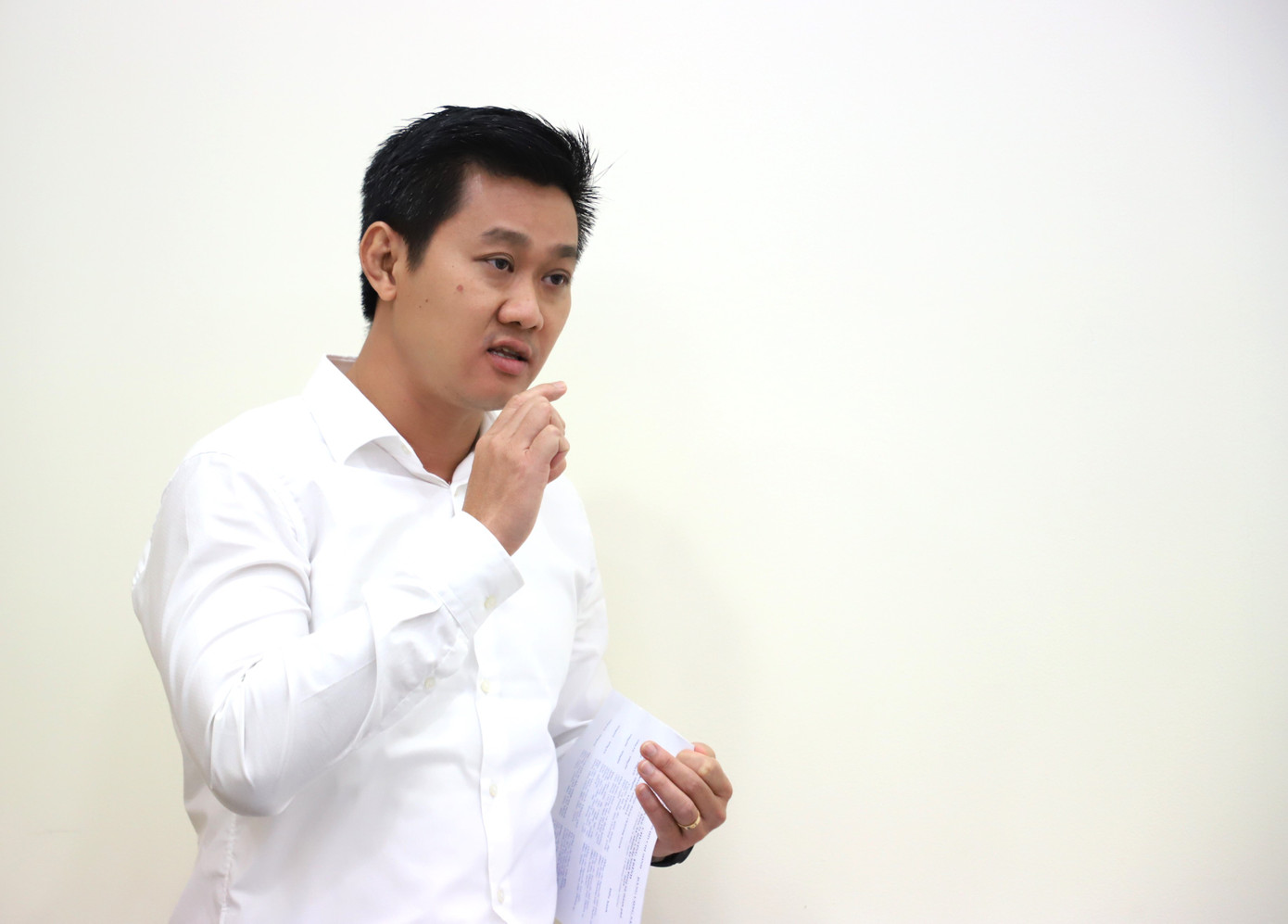 Ông Hứa Quốc Hưng thảo luận một số vấn đề xoay quanh đồ án quy hoạch chung TPHCM. Ảnh: Ngô Tùng