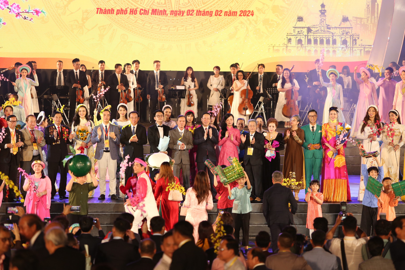 Chuỗi chương trình Xuân quê hương 2024 khép lại với những cảm xúc, tình cảm tốt đẹp giữa những người lãnh đạo đất nước với cộng đồng kiều bào xa quê hướng về Tổ quốc. Ảnh: Ngô Tùng