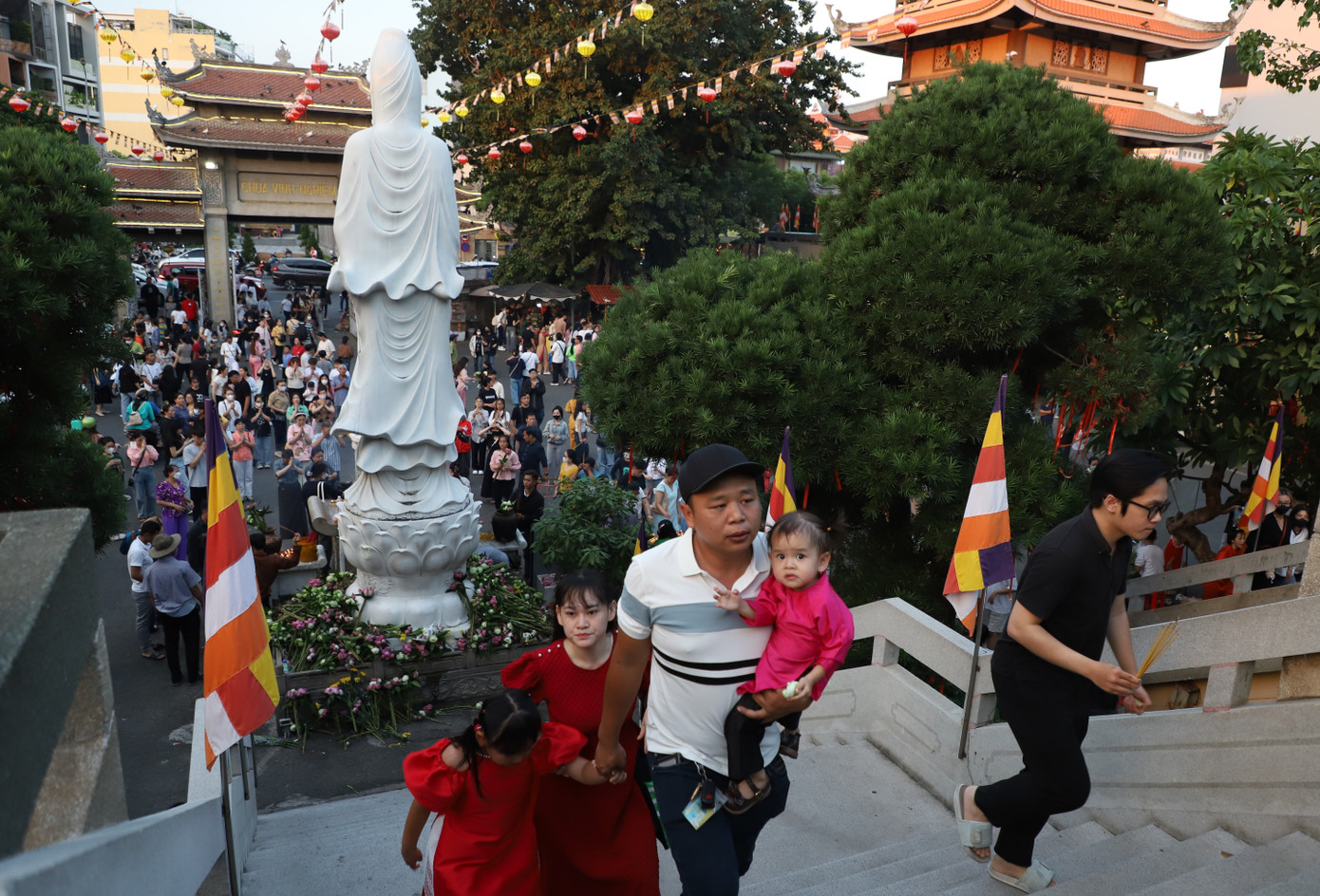 Từ chiều tối, đã có rất đông người dân đến chùa Vĩnh Nghiêm để dự lễ, vãn cảnh chùa. Từ chiều tối, đã có rất đông người dân đến chùa Vĩnh Nghiêm để dự lễ, vãn cảnh chùa.