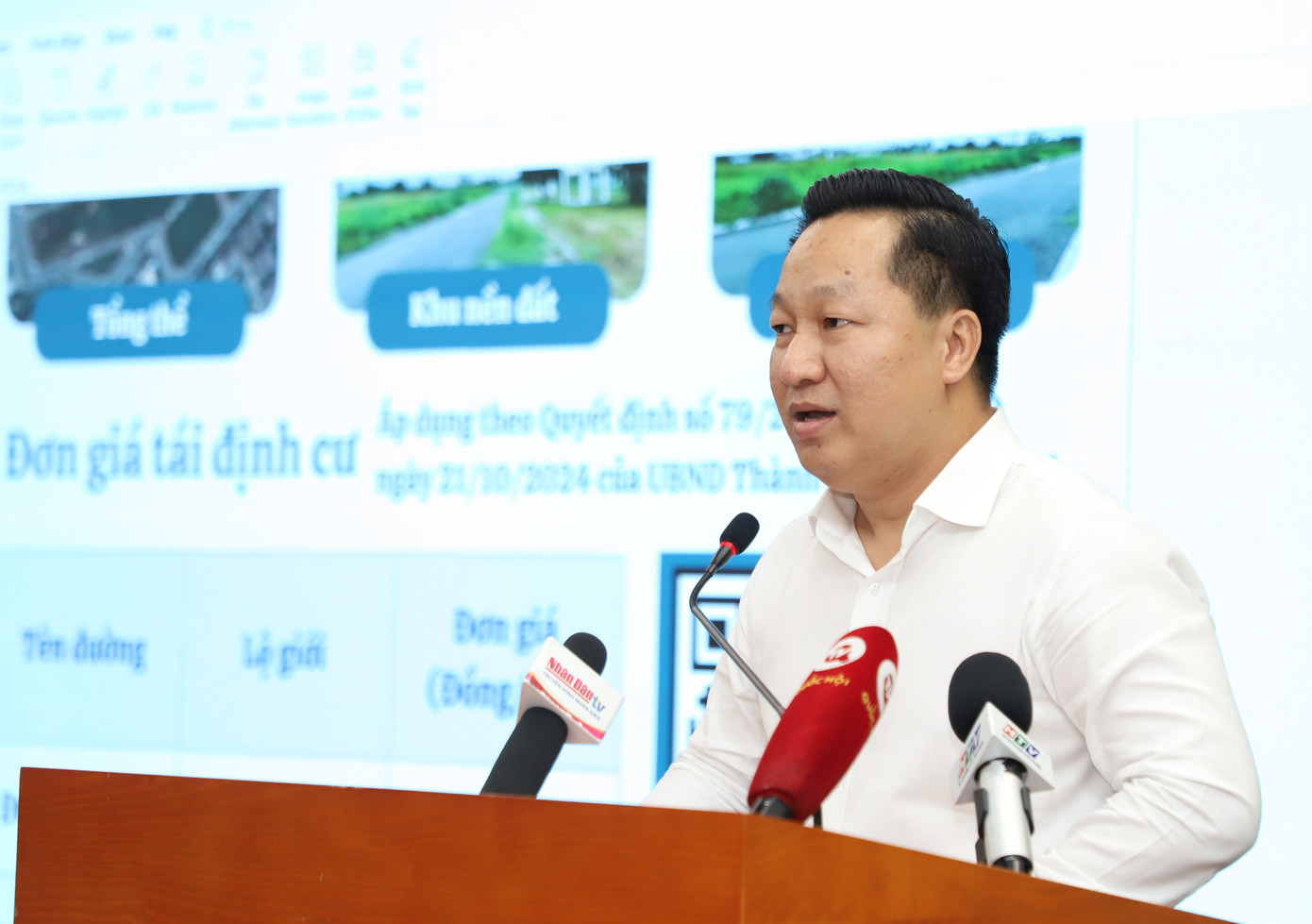 Chủ tịch UBND TP. Thủ Đức Hoàng Tùng trao đổi tại buổi công bố phương án bồi thường đối với dự án Vành đai 2. Ảnh: Ngô Tùng