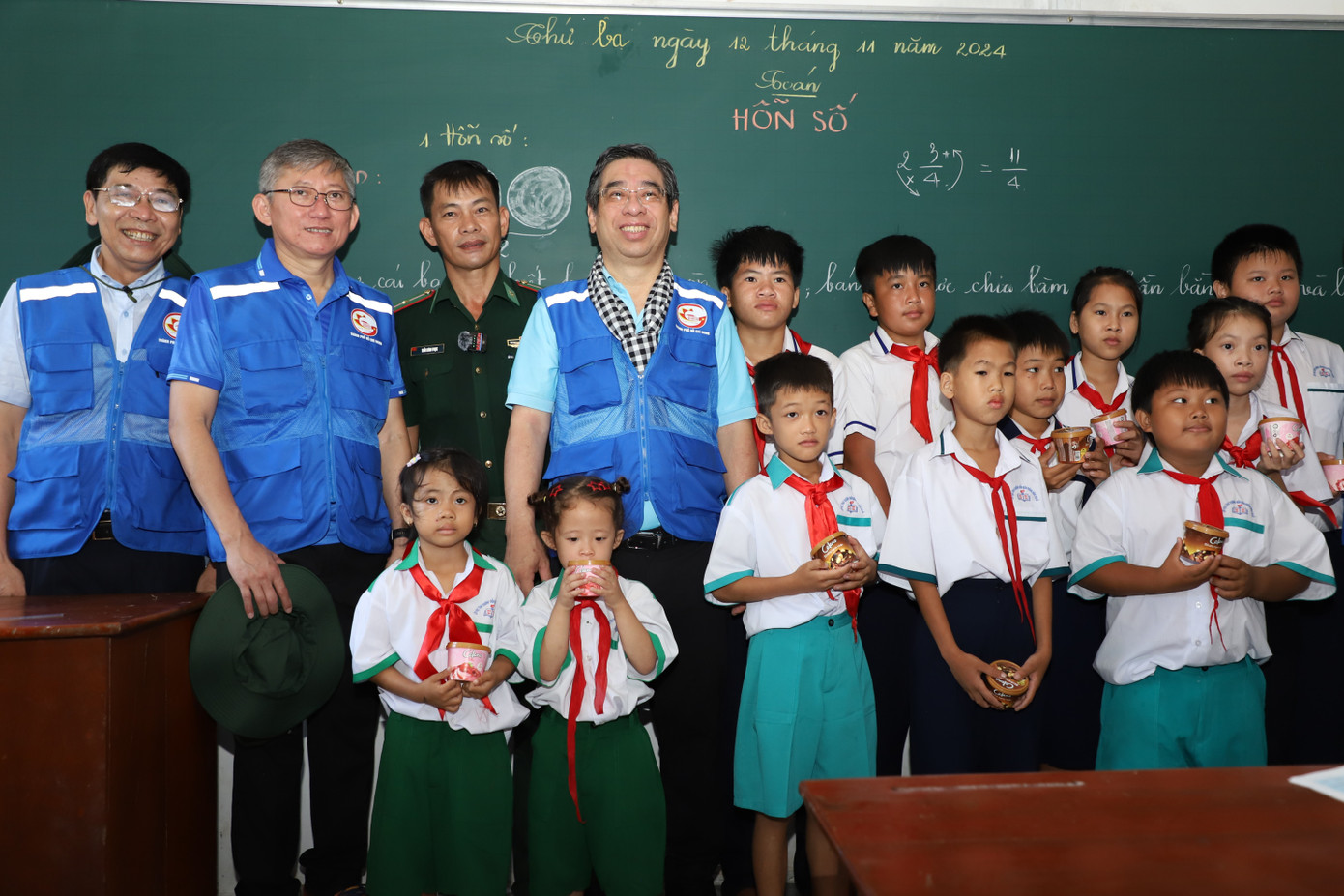 Trong chuyến thăm, động viên quân và dân các đảo, nhà giàn trên vùng biển Tây Nam của Tổ quốc vào giữa tháng 11, lãnh đạo TPHCM và các đại biểu đã gửi tặng những món quà ý nghĩa đến thầy và trò lớp học tình thương. Trong chuyến thăm, động viên quân và dân các đảo, nhà giàn trên vùng biển Tây Nam của Tổ quốc vào giữa tháng 11, lãnh đạo TPHCM và các đại biểu đã gửi tặng những món quà ý nghĩa đến thầy và trò lớp học tình thương.