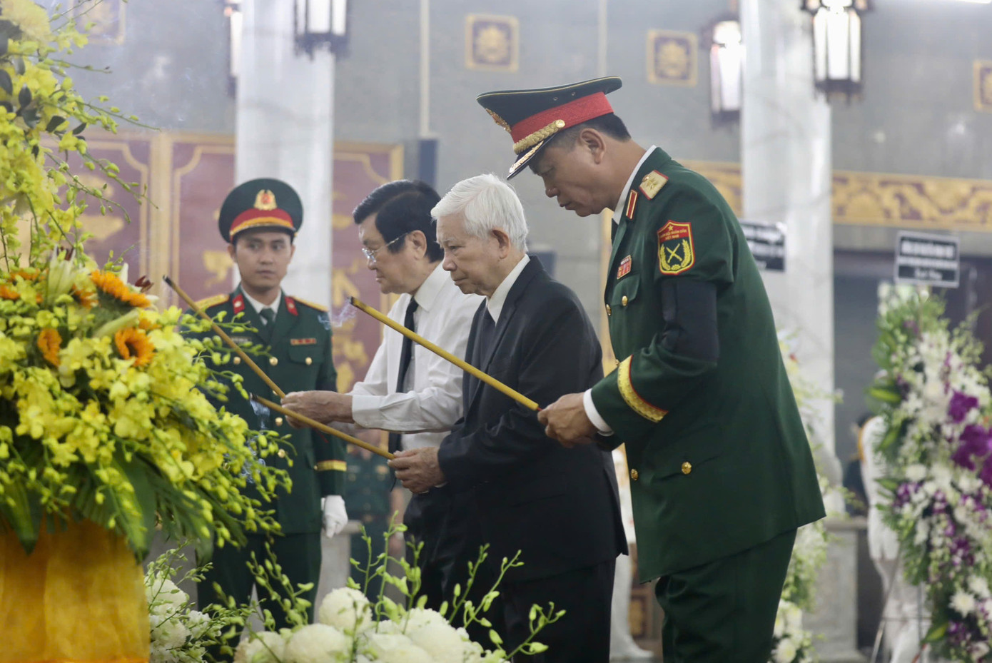 Nguyên Chủ tịch nước Nguyễn Minh Triết, nguyên Chủ tịch nước Trương Tấn Sang thắp hương tưởng niệm các liệt sĩ. Nguyên Chủ tịch nước Nguyễn Minh Triết, nguyên Chủ tịch nước Trương Tấn Sang thắp hương tưởng niệm các liệt sĩ.