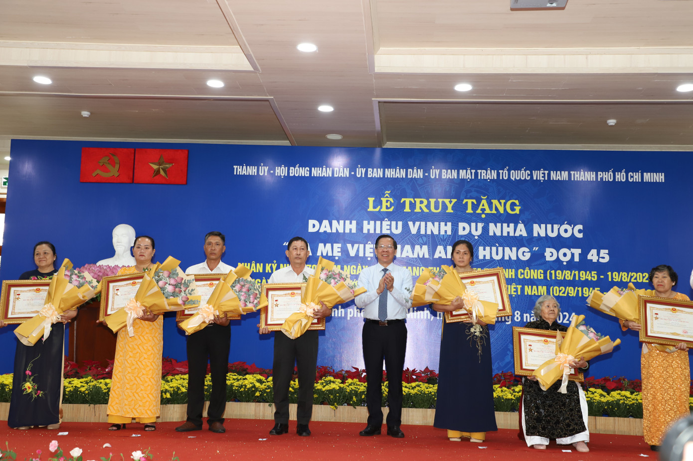 Đảng, Nhà nước trân trọng tri ân công lao to lớn của các mẹ, các gia đình người có công đã cống hiến, đóng góp cho dân tộc. Đảng, Nhà nước trân trọng tri ân công lao to lớn của các mẹ, các gia đình người có công đã cống hiến, đóng góp cho dân tộc.