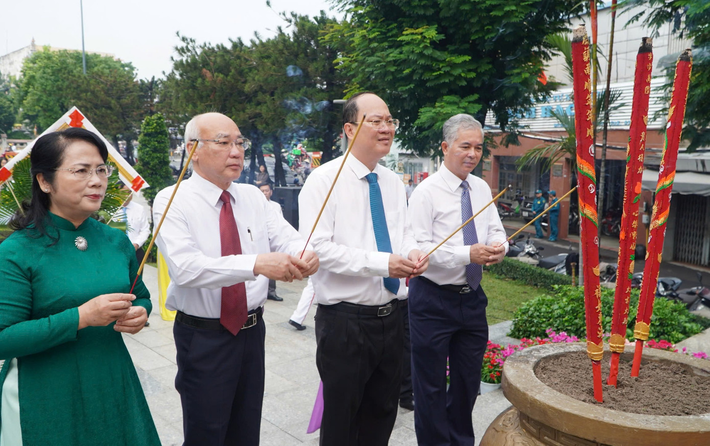 Lãnh đạo TPHCM dâng hương tưởng niệm Anh hùng Lực lượng vũ trang nhân dân, liệt sĩ Nguyễn Văn Trỗi.