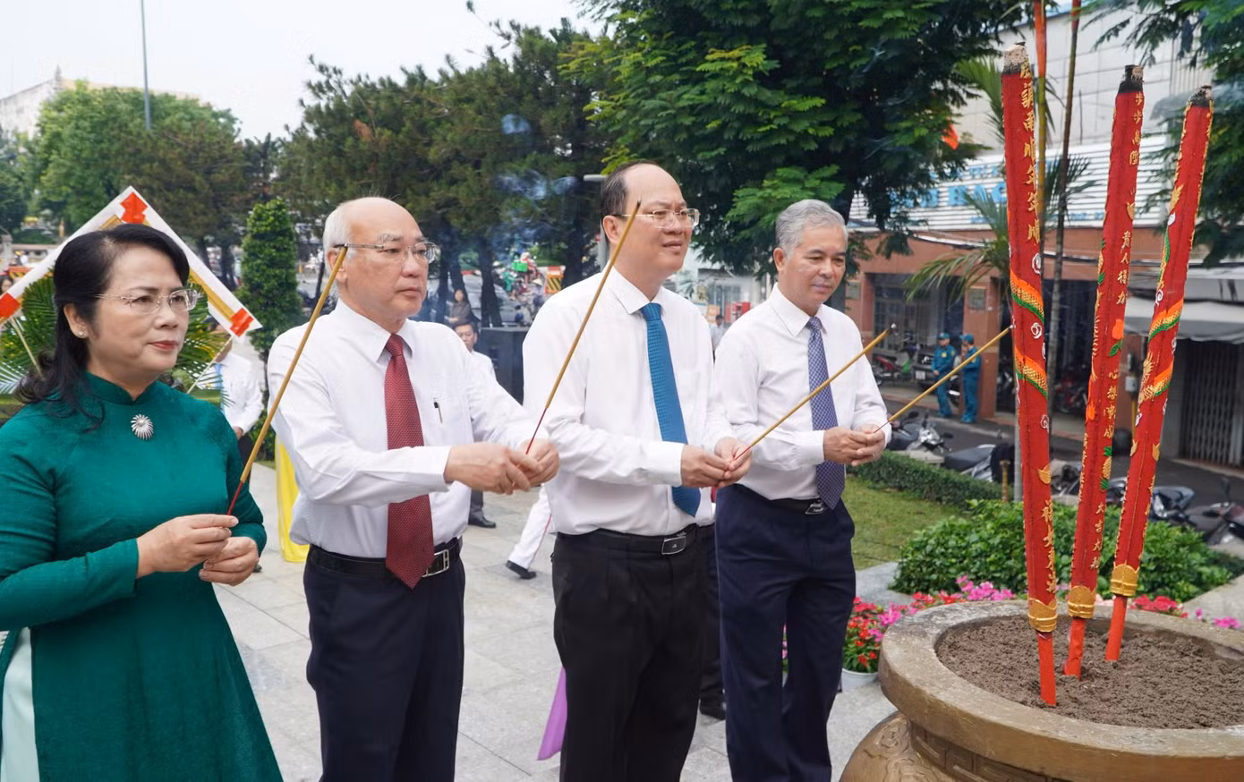 Lãnh đạo TPHCM dâng hương tưởng niệm Anh hùng Lực lượng vũ trang nhân dân, liệt sĩ Nguyễn Văn Trỗi.