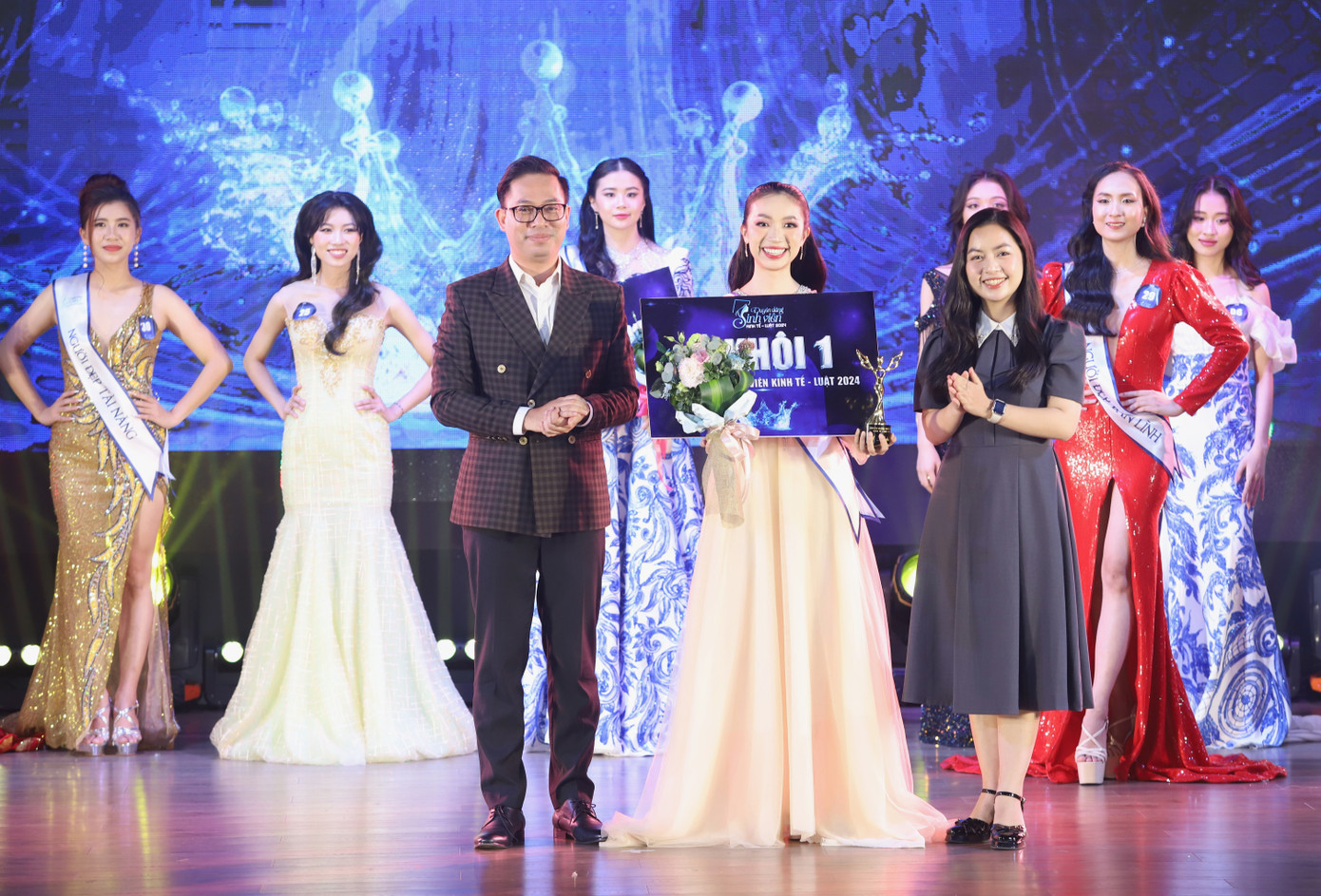 Nữ sinh Nguyễn Từ Quyên được trao danh hiệu Á khôi 1.