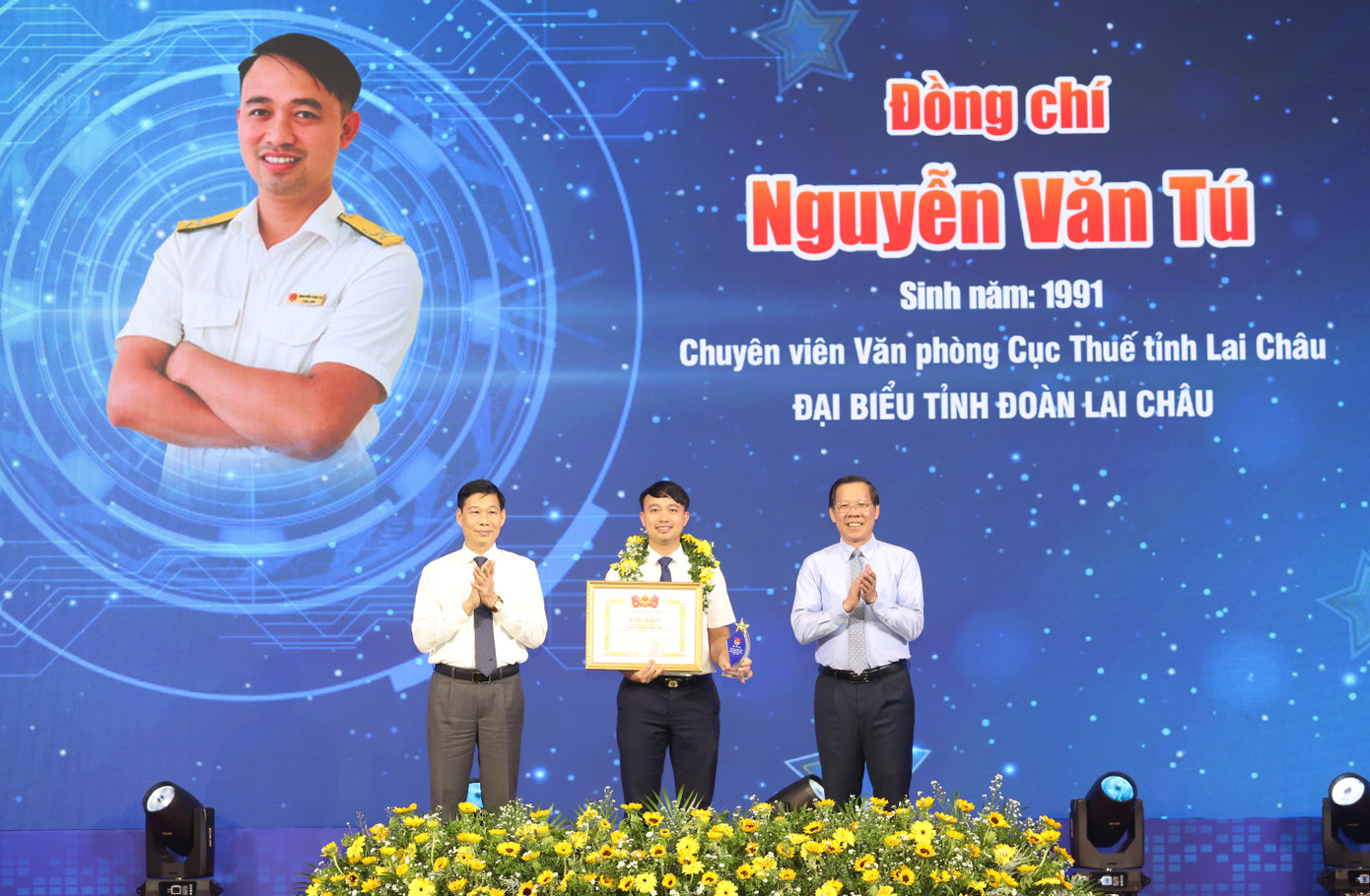 Chủ tịch UBND TPHCM Phan Văn Mãi cùng Phó trưởng Ban Dân vận T.Ư Đỗ Văn Phới tuyên dương gương tiêu biểu. Chủ tịch UBND TPHCM Phan Văn Mãi cùng Phó trưởng Ban Dân vận T.Ư Đỗ Văn Phới tuyên dương gương tiêu biểu.