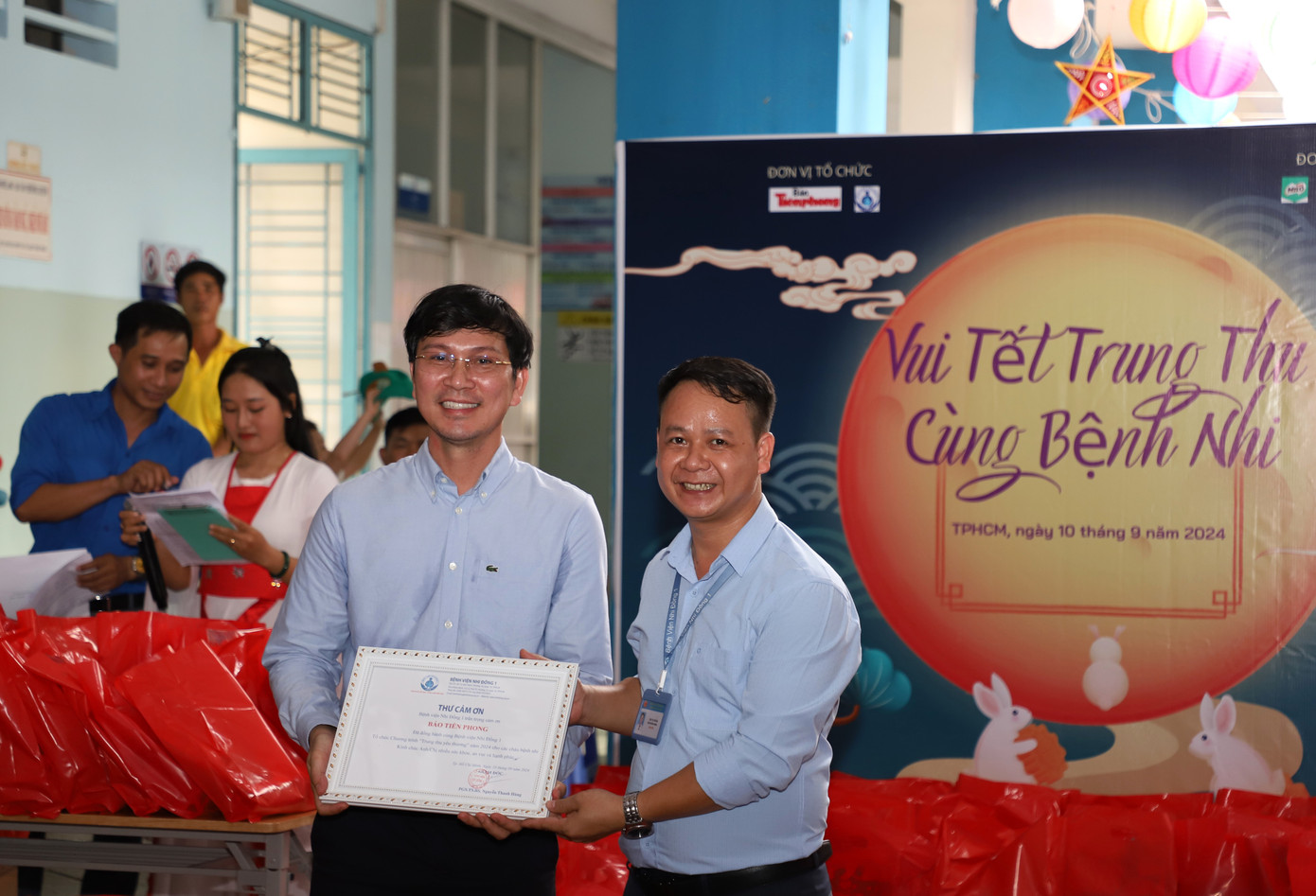 Đại diện Phòng Công tác xã hội Bệnh viện Nhi đồng 1 trao thư cám ơn đến báo Tiền Phong. Đại diện Phòng Công tác xã hội Bệnh viện Nhi đồng 1 trao thư cám ơn đến báo Tiền Phong.